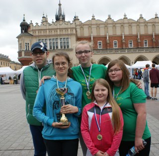 Fotografia: Zwycięzcy prezentują swoje trofea